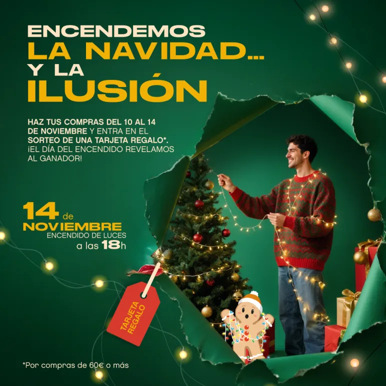 CHICO CON ARBOL NAVIDAD