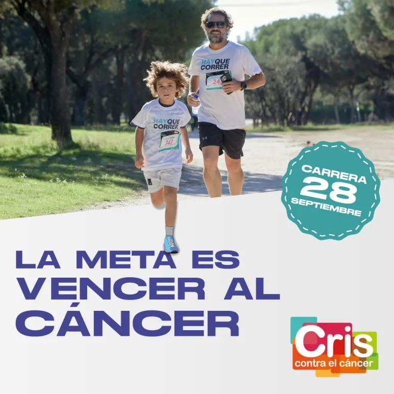 Padre e hijo corriendo por el campo